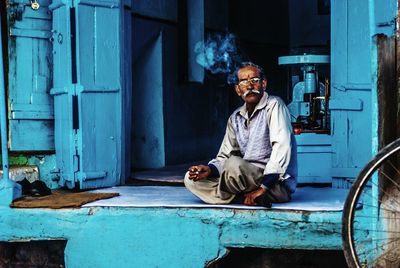 Full length of man wearing sunglasses outdoors