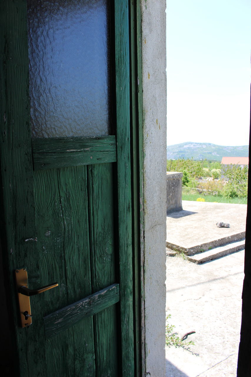 CLOSE-UP OF WINDOW