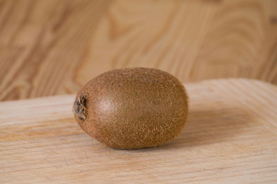 Close-up of kiwi fruit on cutting board