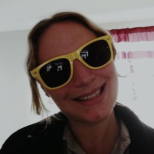 Portrait of smiling young woman wearing sunglasses