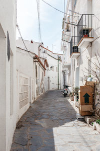 Narrow alley in city