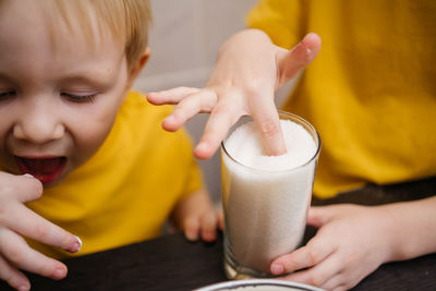 Children try granulated sugar, cook at home in the kitchen