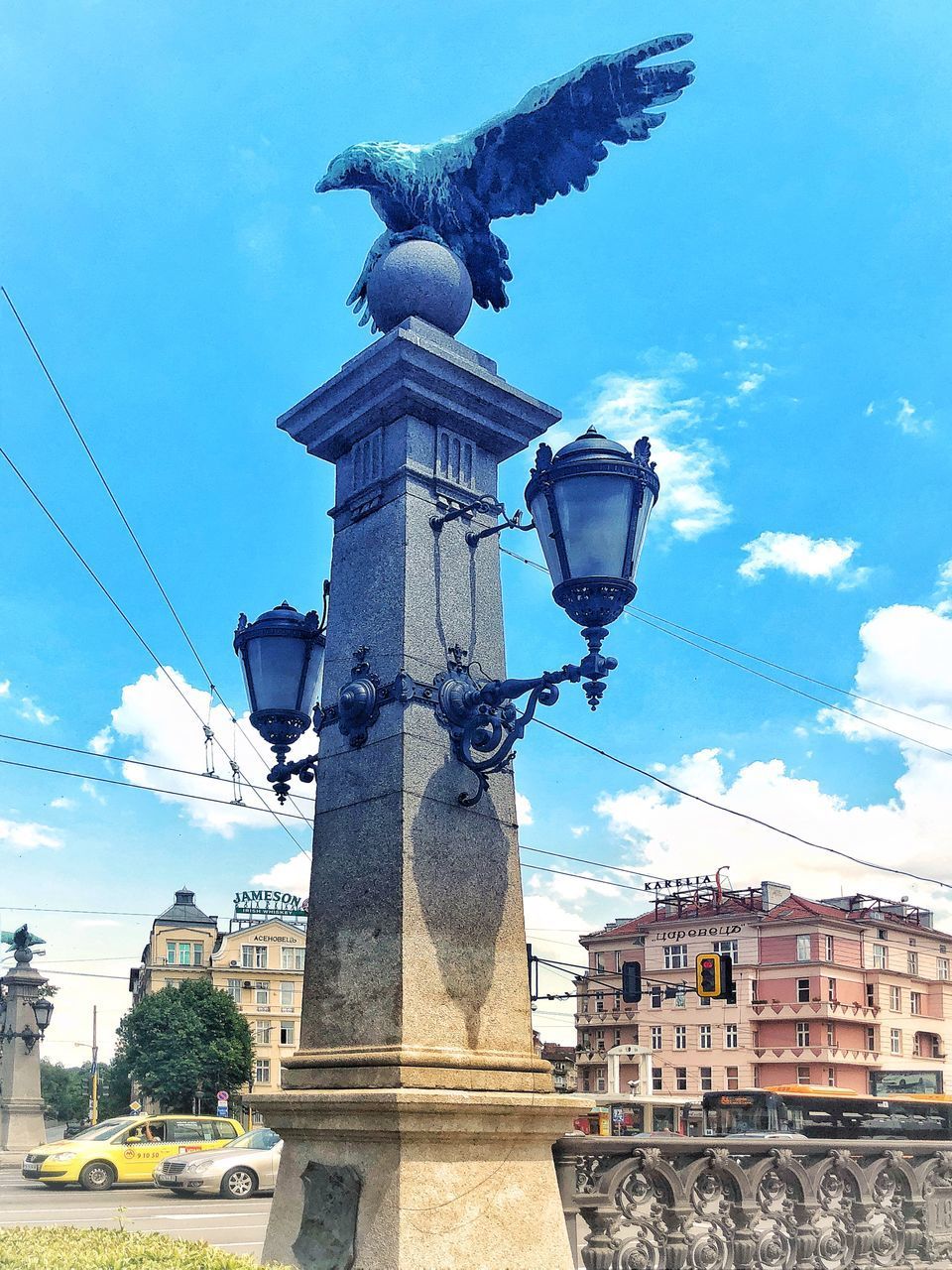 LOW ANGLE VIEW OF STATUE AGAINST HISTORIC BUILDING