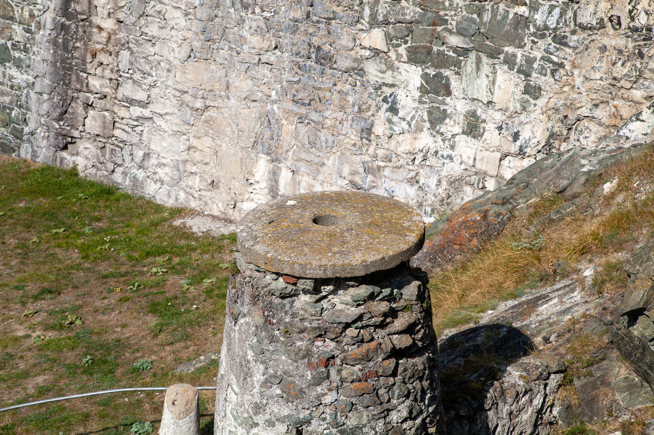 CLOSE-UP OF STONE WALL WITH ROCK