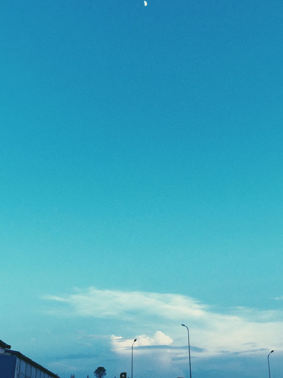 LOW ANGLE VIEW OF STREET LIGHT AGAINST BLUE SKY