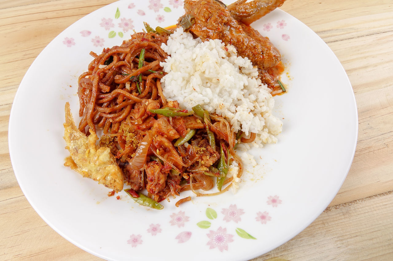 HIGH ANGLE VIEW OF FOOD IN PLATE