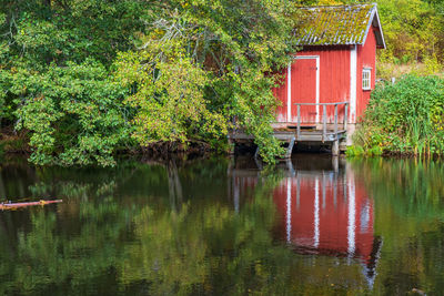 Red cottage with a bathing jetty