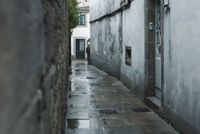 Narrow alley amidst buildings in city