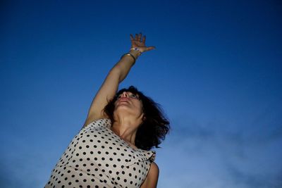 The girl walks on the roofs of rome