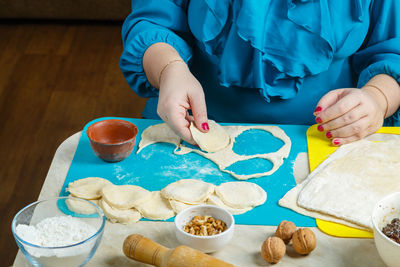 Midsection of woman preparing food at table