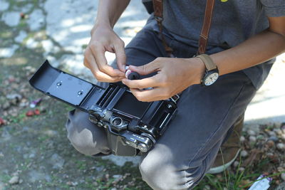 People loading film camera