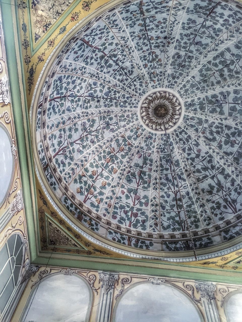 DIRECTLY BELOW SHOT OF CEILING OF BUILDING