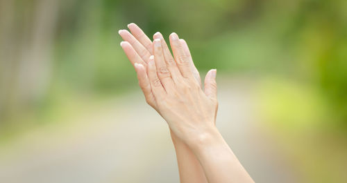 Close-up of woman hand holding leaf