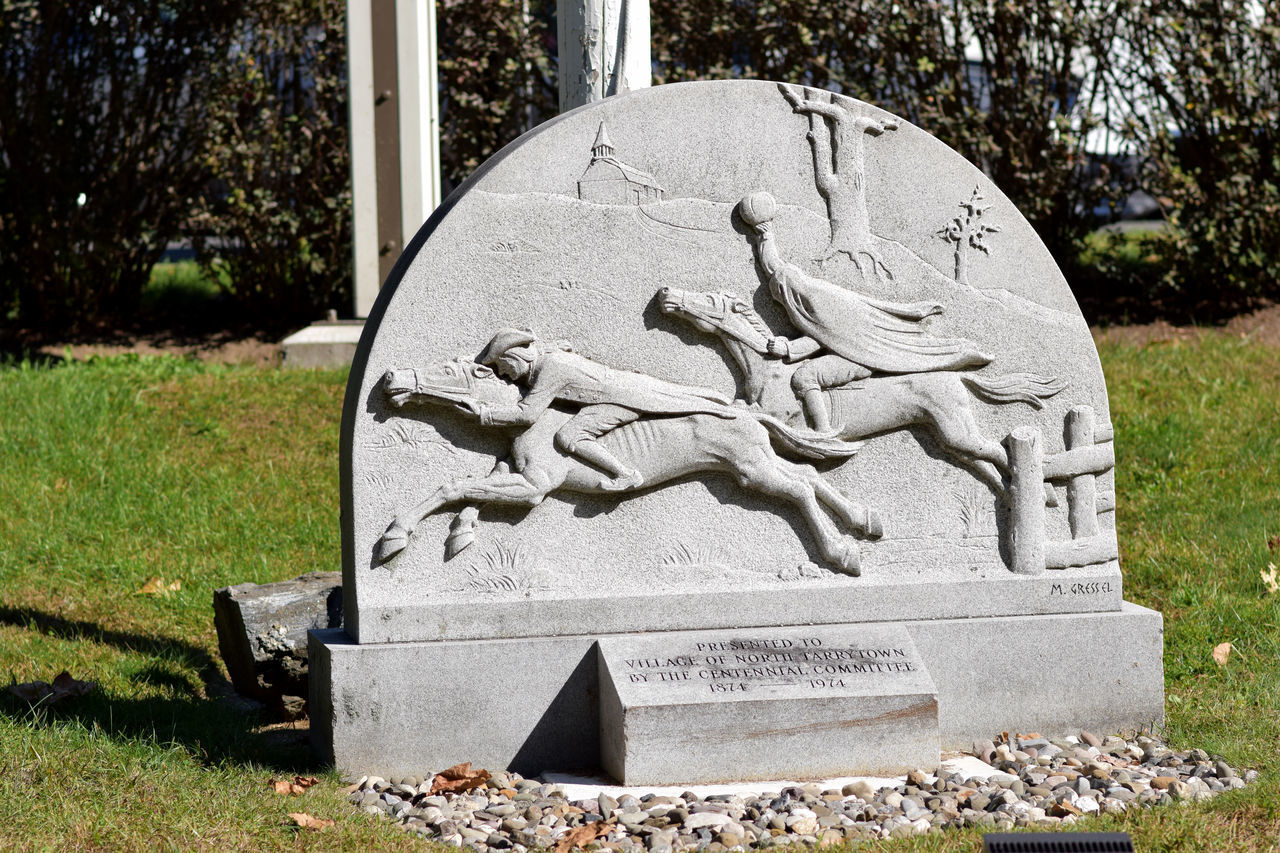 CLOSE-UP OF STATUE ON CEMETERY