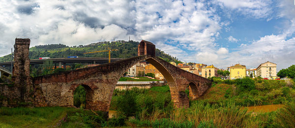 View of old ruins against sky