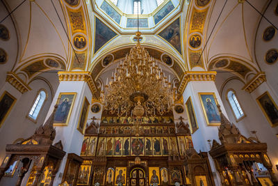 Inside the orthodox cathedral of the svyatogorsk lavra. a beautiful church. lots of icons.