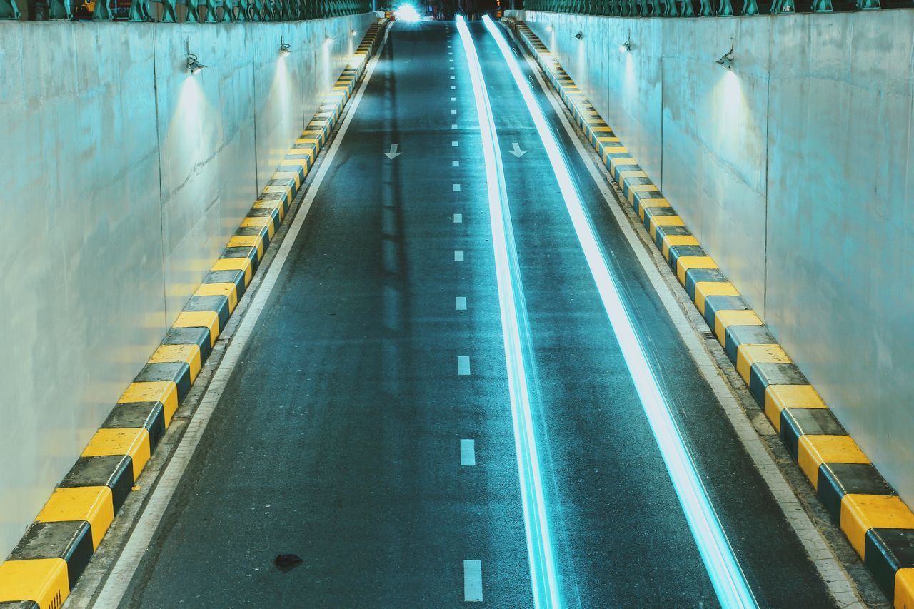 HIGH ANGLE VIEW OF HIGHWAY ON CITY