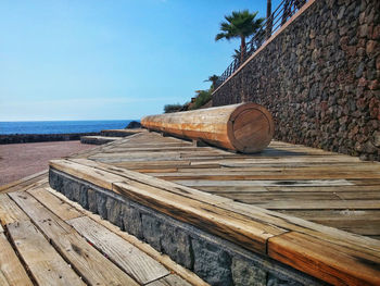 Retaining wall by sea against sky