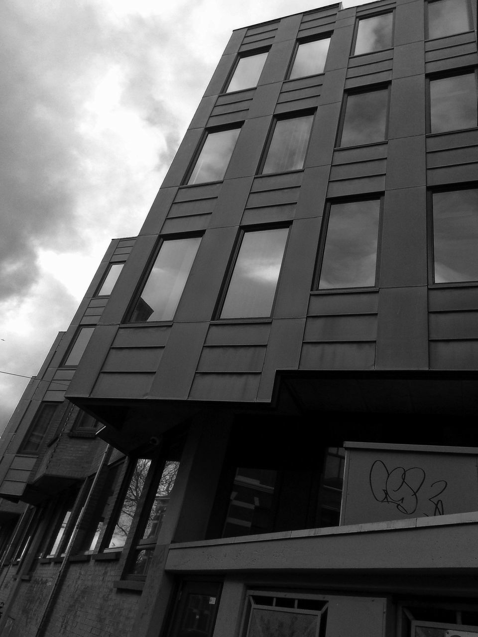 LOW ANGLE VIEW OF BUILDING AGAINST SKY IN CITY