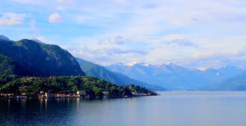 Scenic view of lake como and mountains against cloudy sky