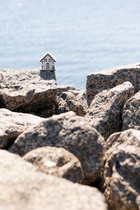 The house is in miniature, the layout of the house stands on the rocks by the sea. design 