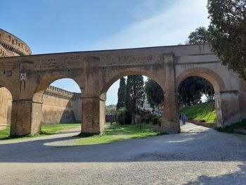 Arch bridge against sky