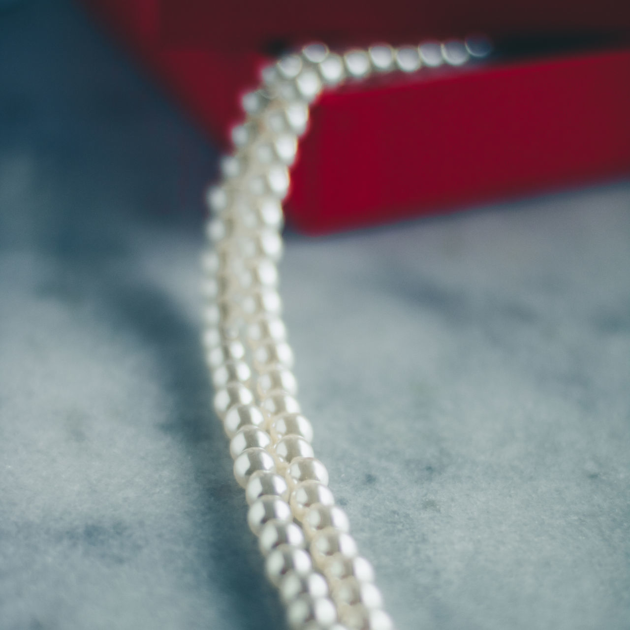 jewellery, selective focus, close-up, no people, fashion accessory, jewelry, necklace, white, chain, indoors, pearl jewelry, textile
