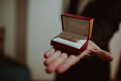 Groom with wedding rings. / novio con anillos de boda