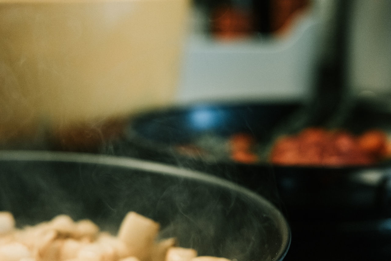 CLOSE-UP OF FOOD IN KITCHEN