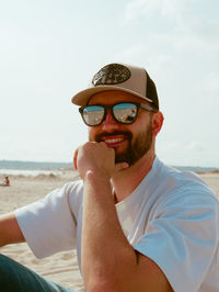 Portrait of man wearing sunglasses against sea