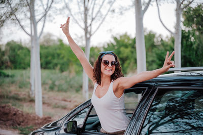 Portrait of young woman in sunglasses