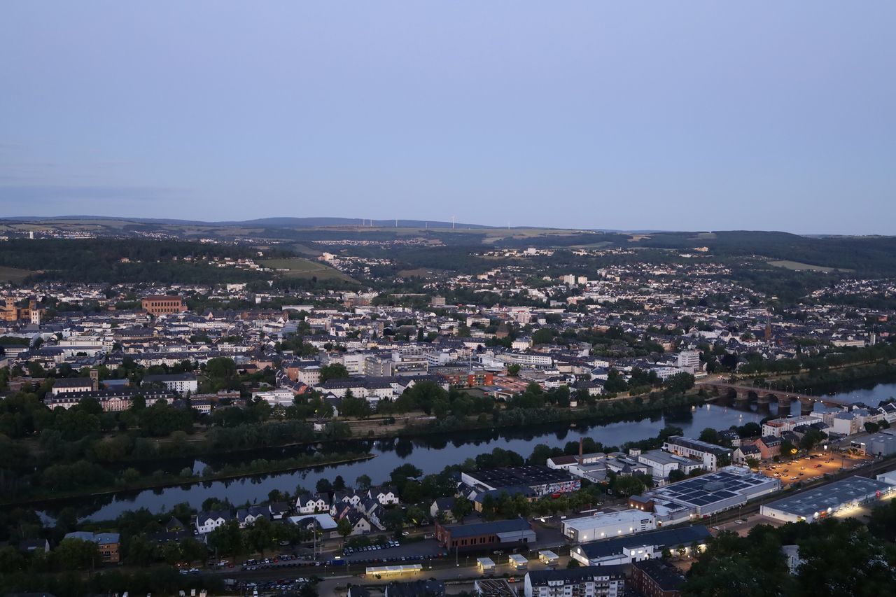 HIGH ANGLE VIEW OF TOWNSCAPE AND BUILDINGS AGAINST SKY