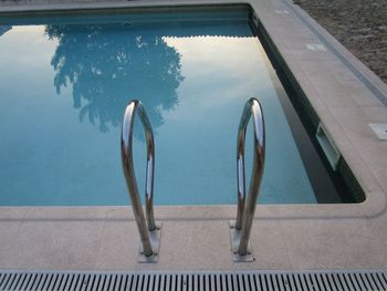 Swimming pool with metallic ladder