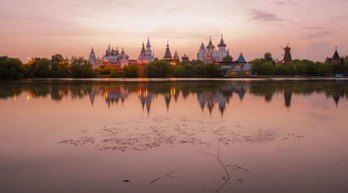 Sunset izmailovo kremlin in moscow with water reflections