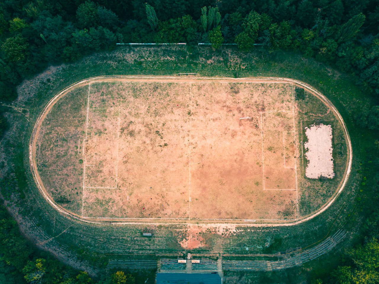 HIGH ANGLE VIEW OF TIRE ON FIELD