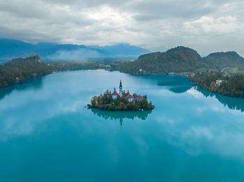 Famous alpine bled lake blejsko jezero in slovenia, amazing autumn landscape.