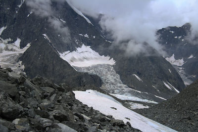 Top view of rocky mountains with glacier near belukha mountain in akkem valley in altai