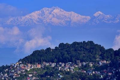 View of darjeeling townscape with kanchenjunga mountain in background