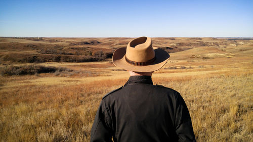 Lone cowdoy surveys the lonely plains.