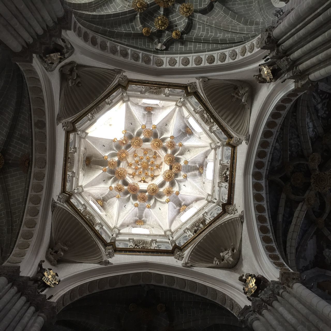 LOW ANGLE VIEW OF ORNATE CEILING OF HISTORIC BUILDING