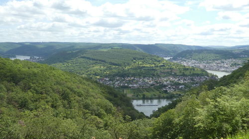 Scenic four seas view of river amidst green landscape against sky