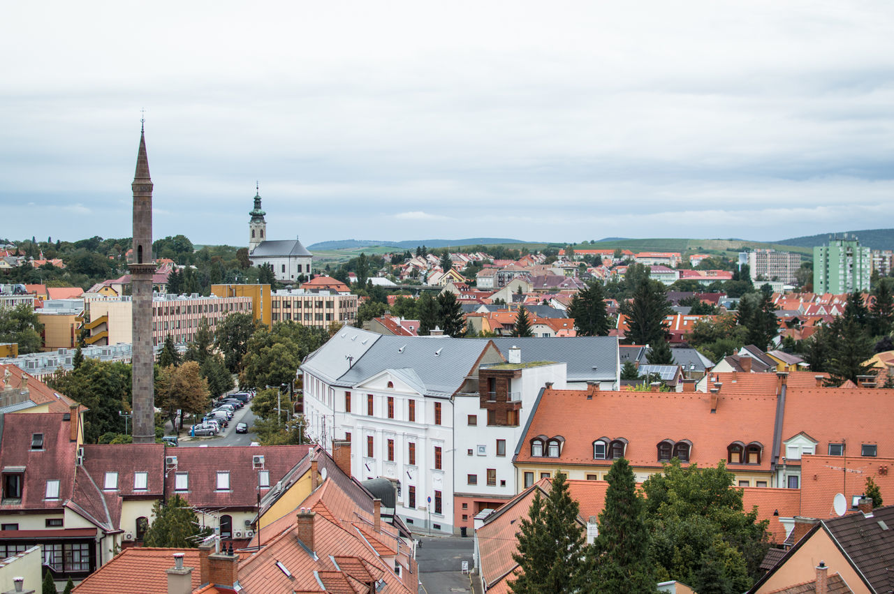 HIGH ANGLE VIEW OF BUILDINGS IN CITY AGAINST SKY