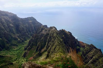 High angle view of sea and mountains on hawaiian coastline against sky