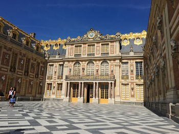 Palace of versailles in broad daylight 