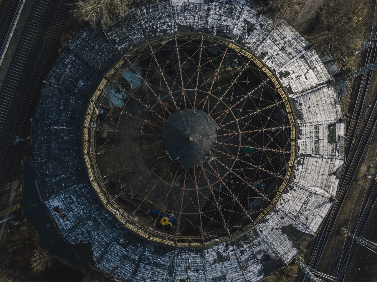 FERRIS WHEEL IN THE DARK OF BUILT STRUCTURE