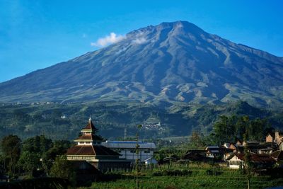 A mosque with sumbing mount a's background