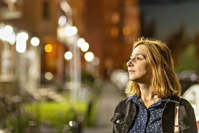 Portrait of a young woman in a night city on a summer evening. city lights.