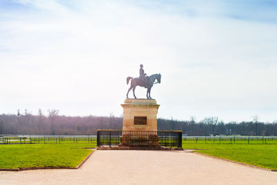 Statue against sky