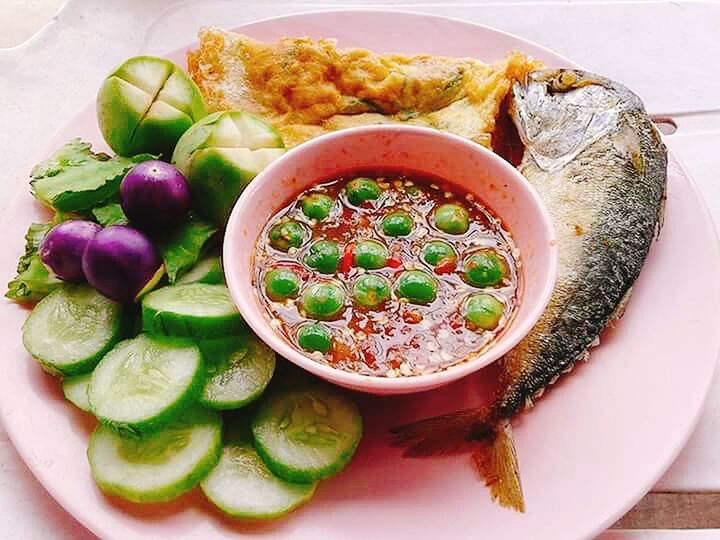 HIGH ANGLE VIEW OF FOOD IN PLATE