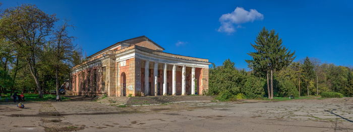 Abandoned dukovsky park in odessa, ukraine, on a sunny autumn day